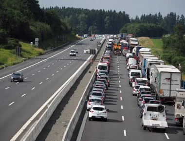 Βαυαρία: Σύγκρουση λεωφορείου με φορτηγό - 1 νεκρός και αρκετοί τραυματίες